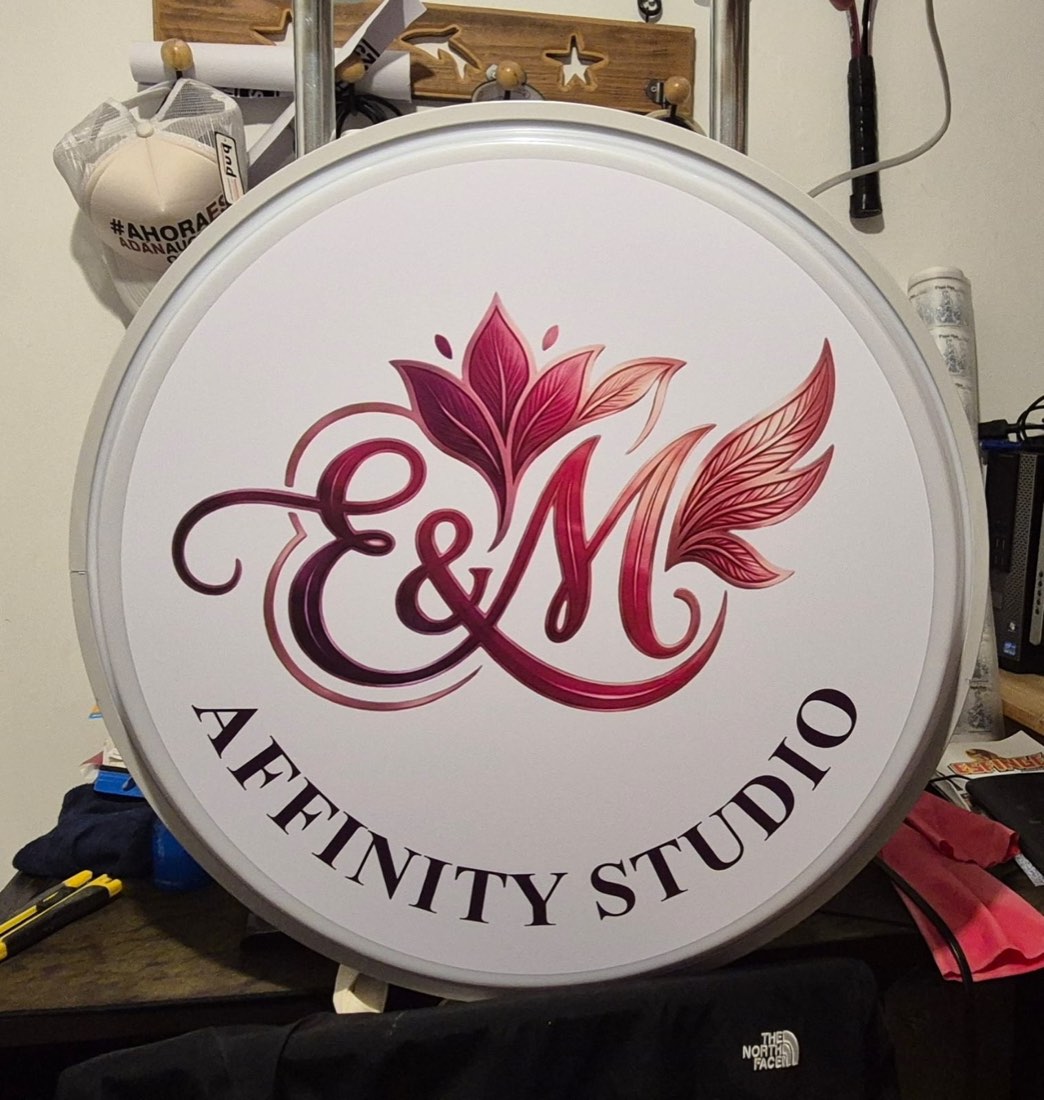 Anuncio luminoso circular retroiluminado personalizado para E&M Affinity Studio