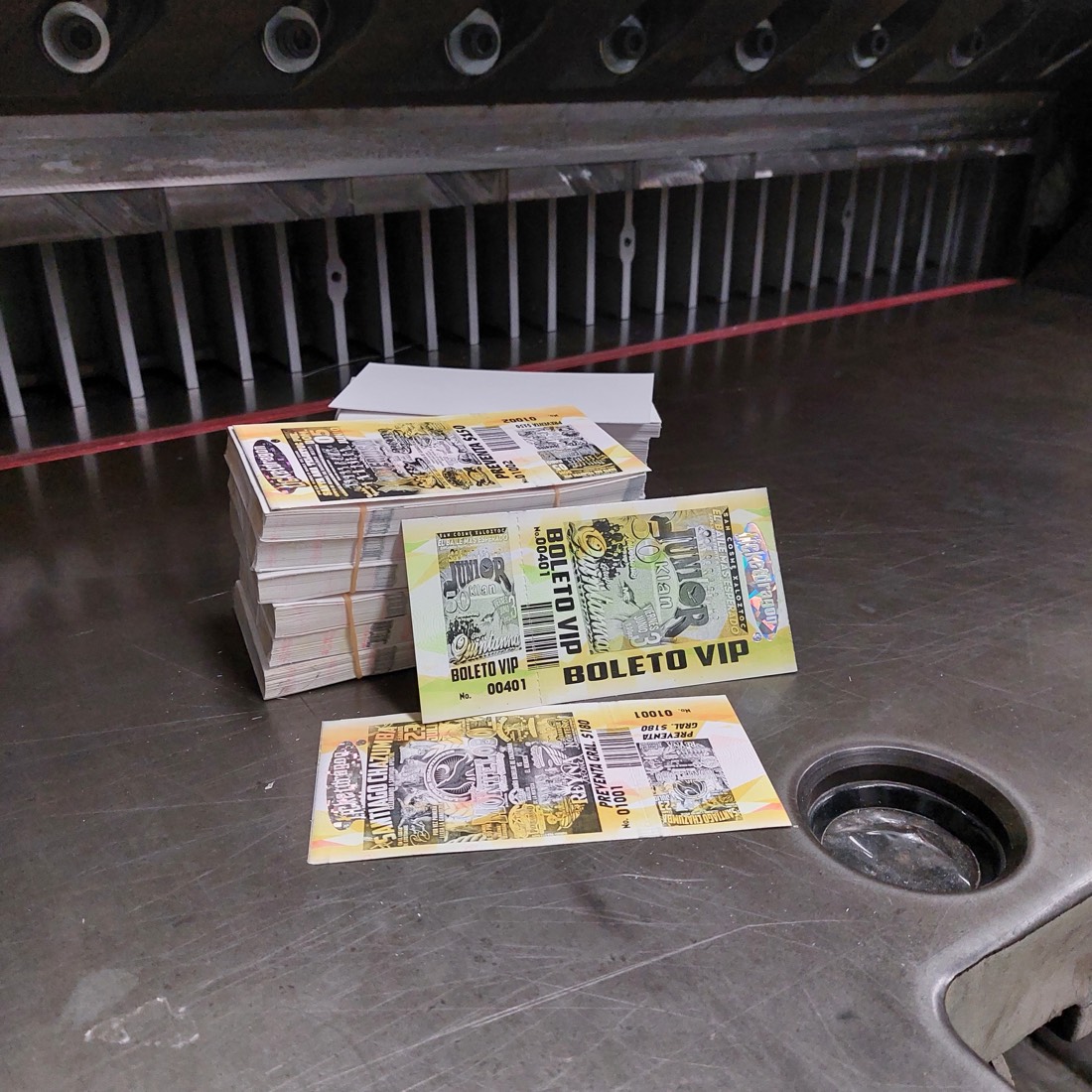 Boletos VIP con sello holográfico, folio consecutivo y desprendible, recién cortados en guillotina