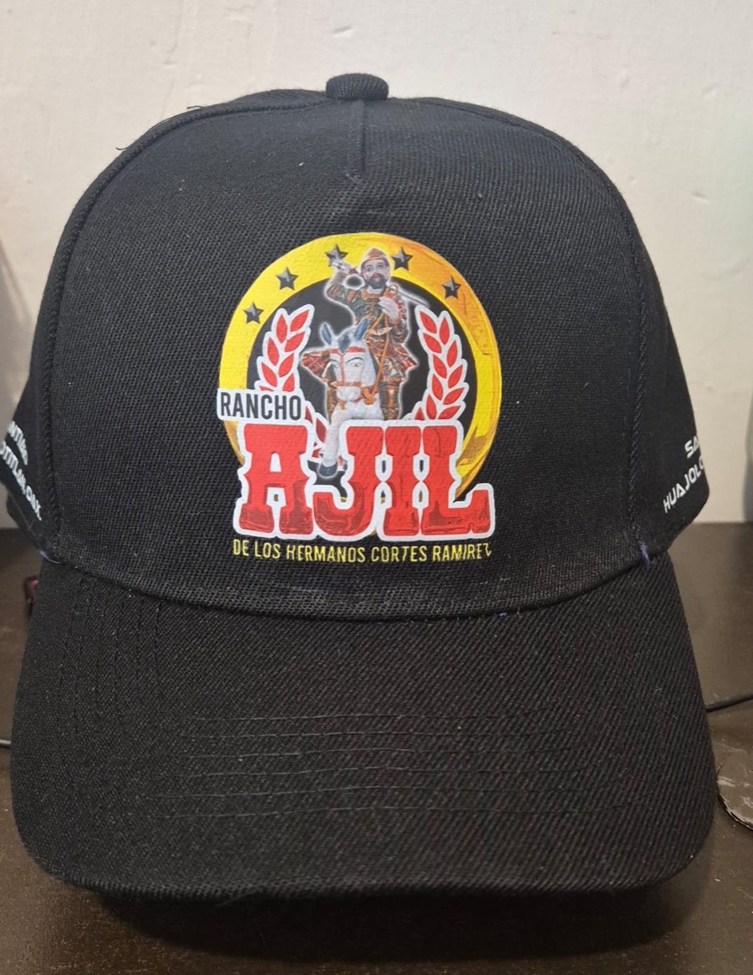 Gorra negra personalizada con el logo de Rancho AJIL de los Hermanos Cortés Ramírez, Huajolotitlán, Oaxaca