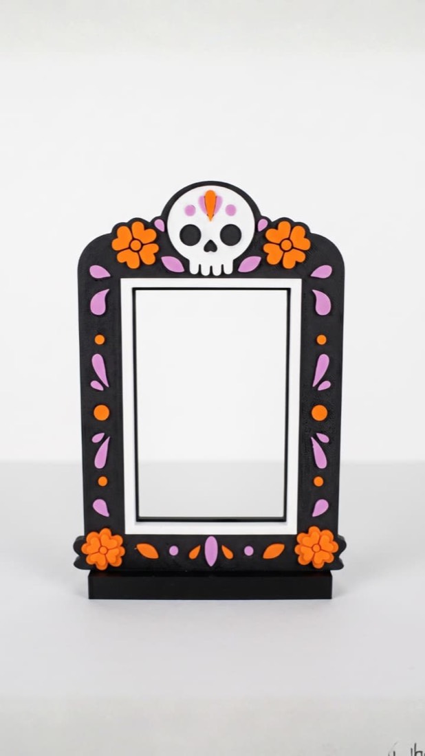 Portarretrato 3D modelo calavera con flores naranjas y detalles morados, fabricado por GRAFIK