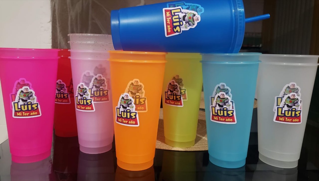 Vasos de colores personalizados con sticker full color para fiesta de primer año